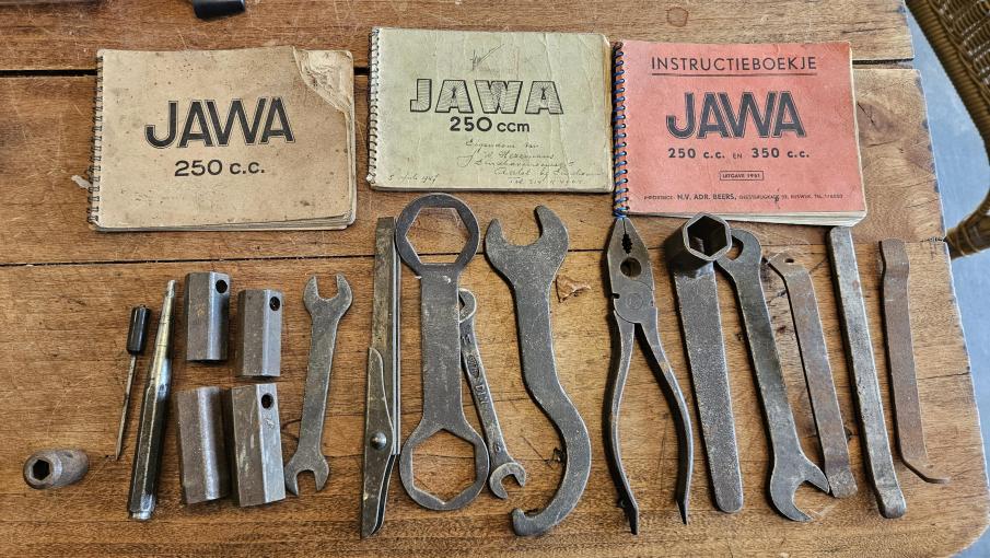 Jawa Perak 250cc Tools plus 3 manuals