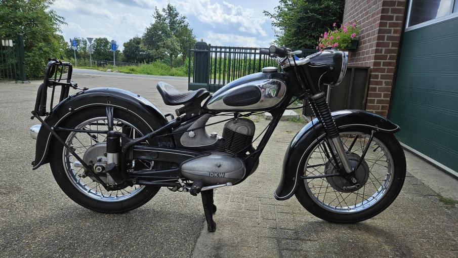 DKW RT250/2 year 1955 with dutch registration papers in first paint