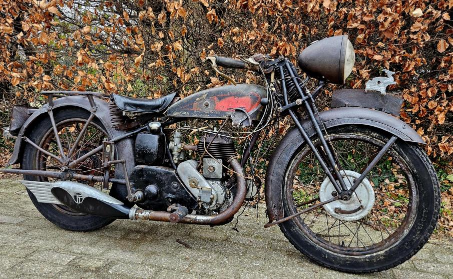 Coming in Terrot HD 350cc 1934 great patina