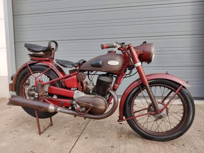 Coming in 1952 Triumph BDG 250 in first paint