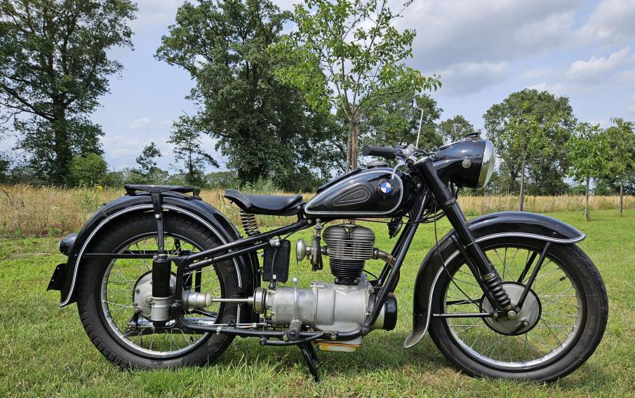 BMW R25 from 1951 with belgian registration papers in beautiful restored condition